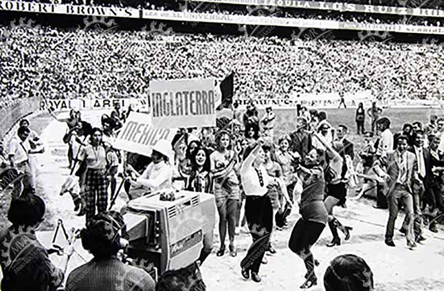 México 1971 - Celebración en la cancha vestidas de civiles con cámaras